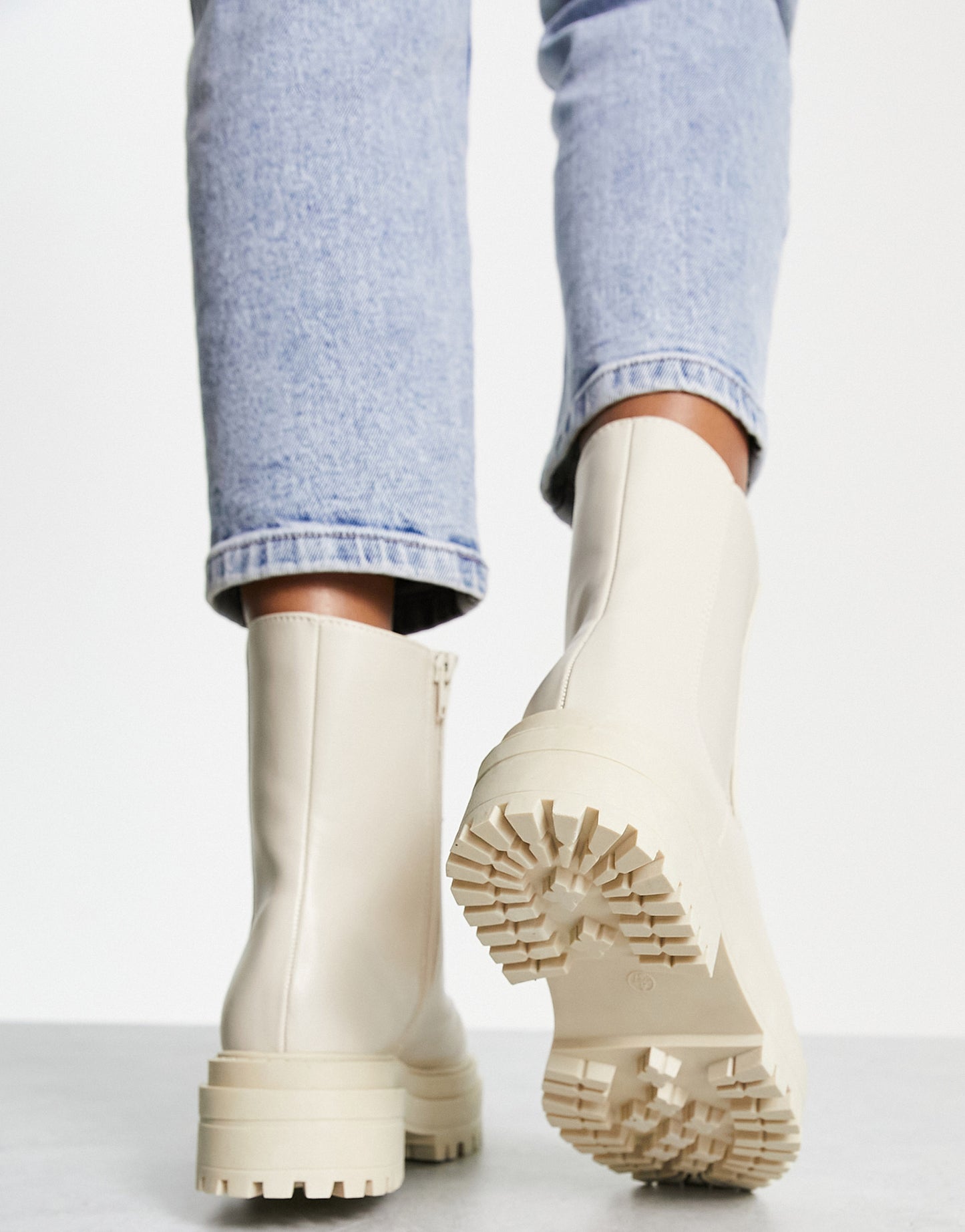 New Look flat chunky chelsea boot with cleated sole in off white
