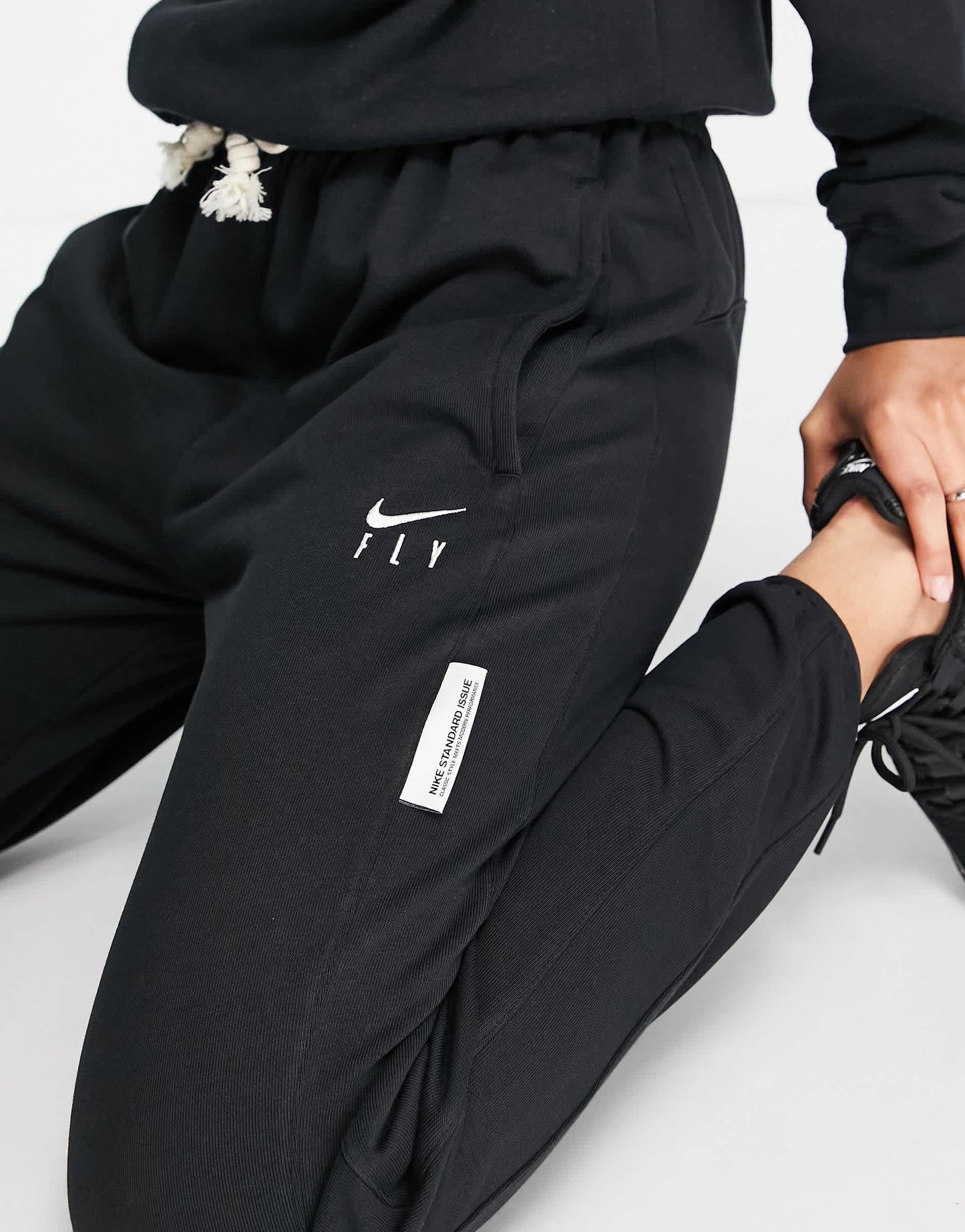 Nike Basketball Standard Issue joggerss in black