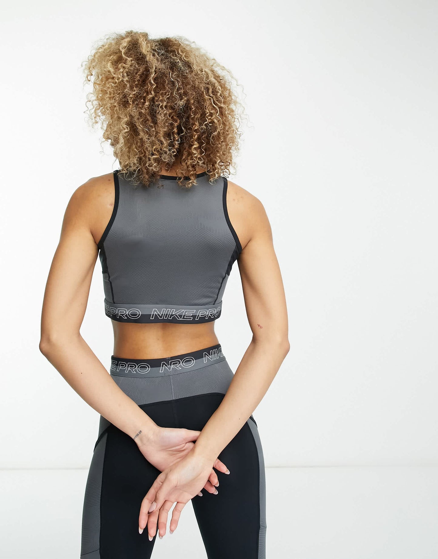 Nike Pro Femme Training Dri-FIT cropped tank top in black