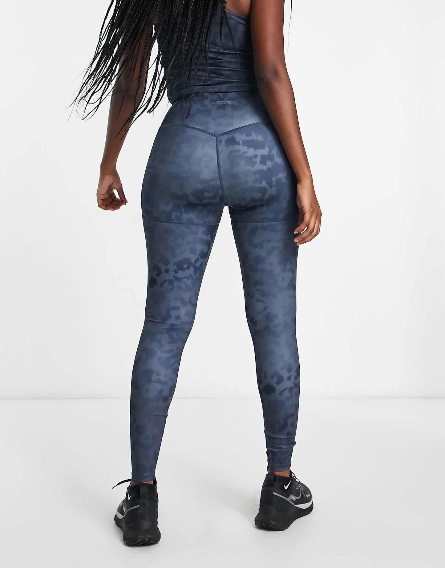 4505 Hourglass legging with bum sculpt seam detail in graduated leopard print