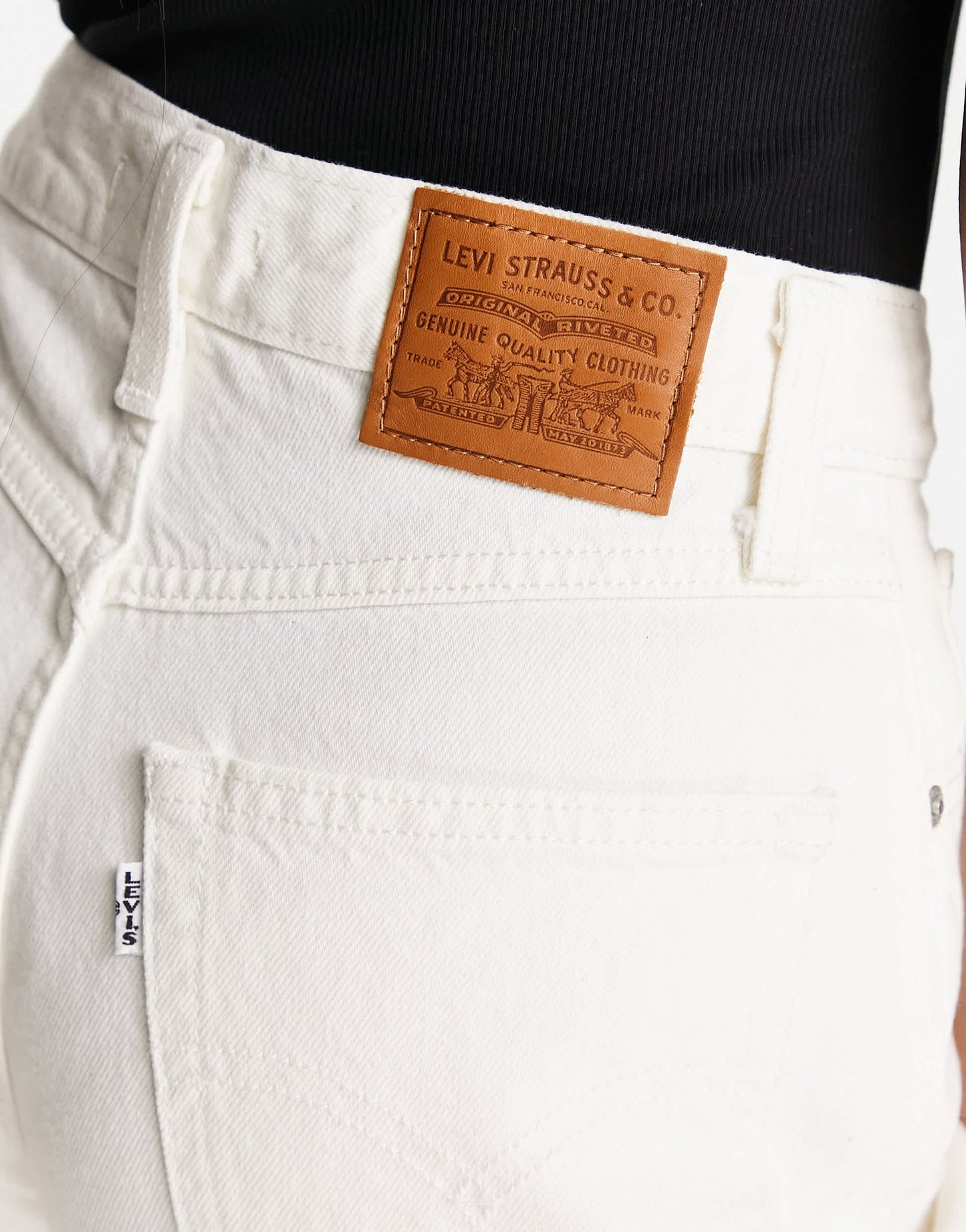 Levi's 80's mom jeans in white