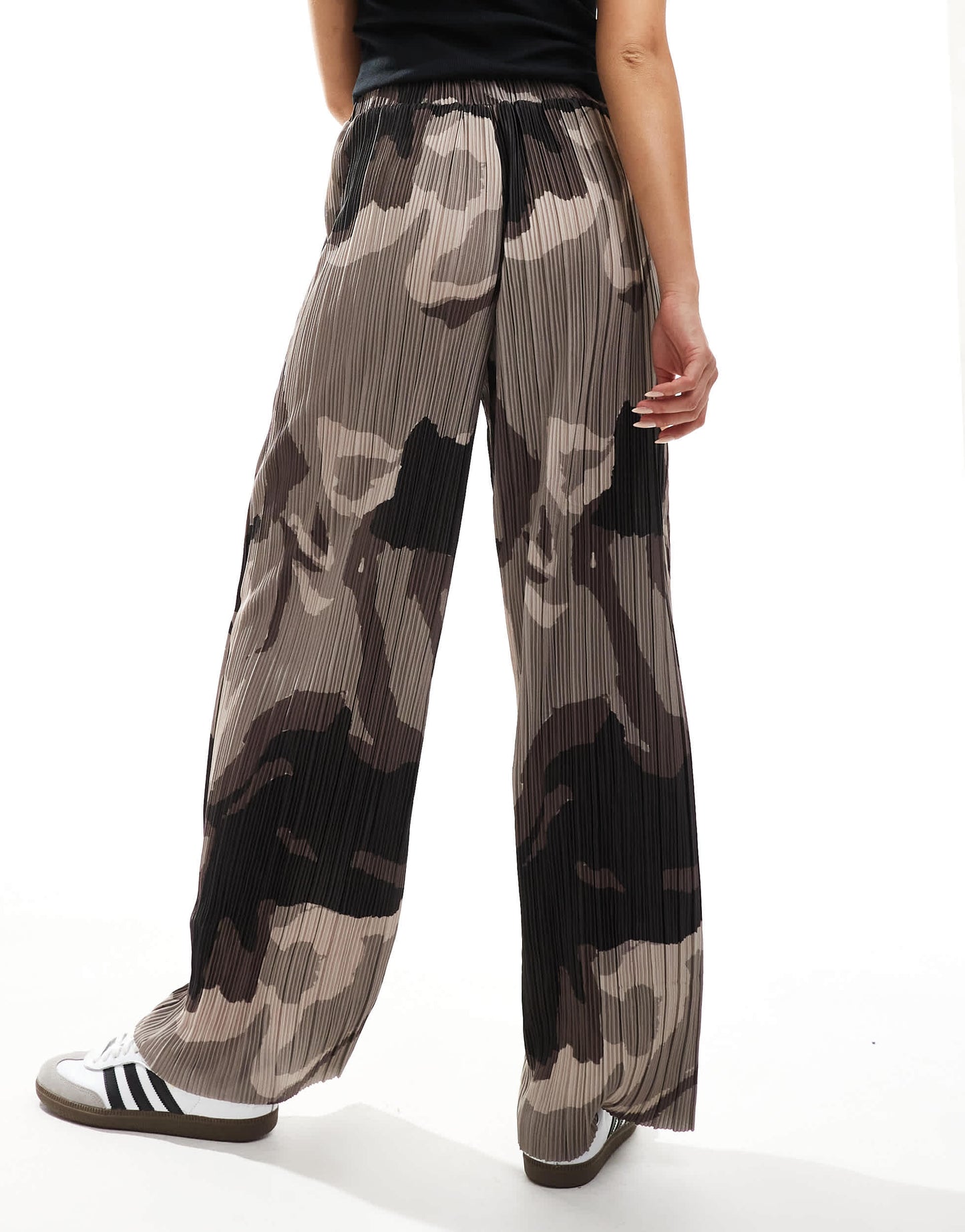 Vero Moda plisse wide leg trousers in brown abstract print