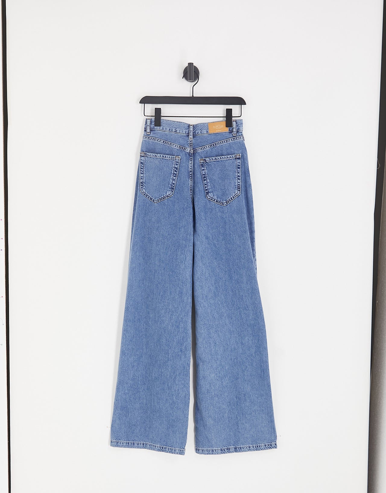 Stradivarius 90s wide leg jeans in blue
