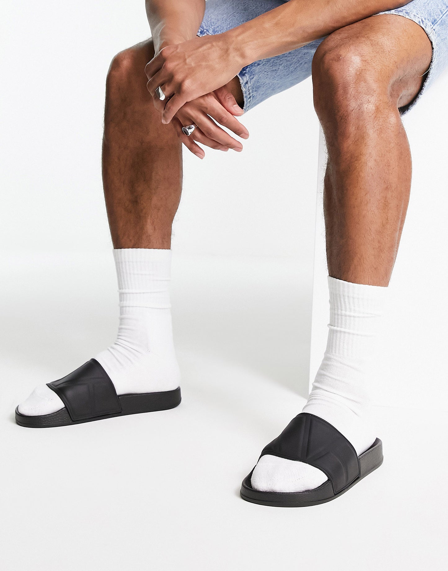 ASOS DESIGN sliders in black