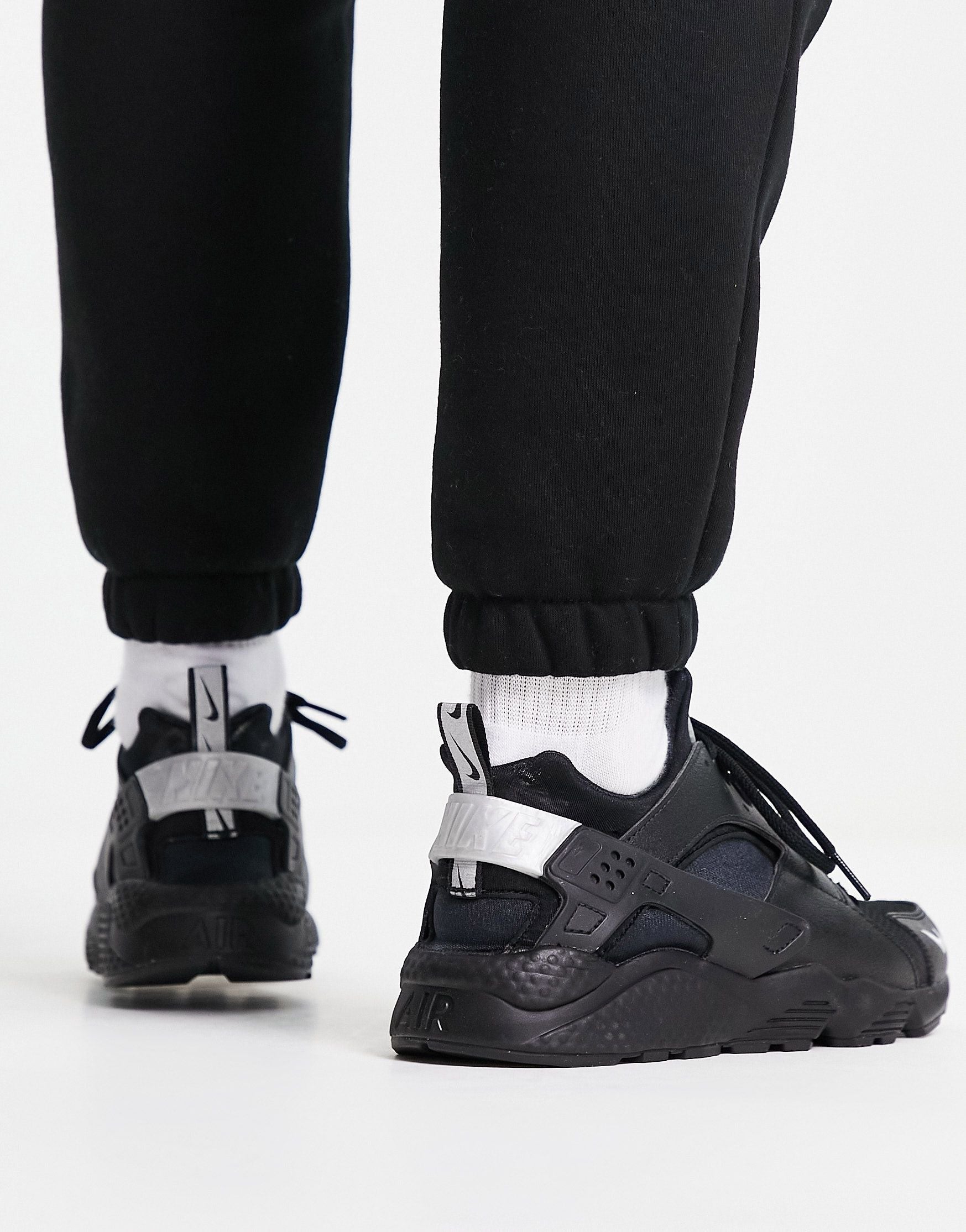 nike air huarache all black