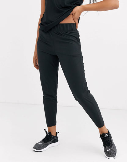 Nike Running essential pant in black