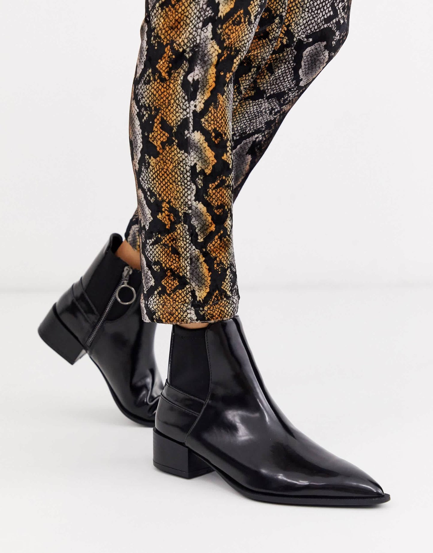 Bershka compact chelsea boot in black