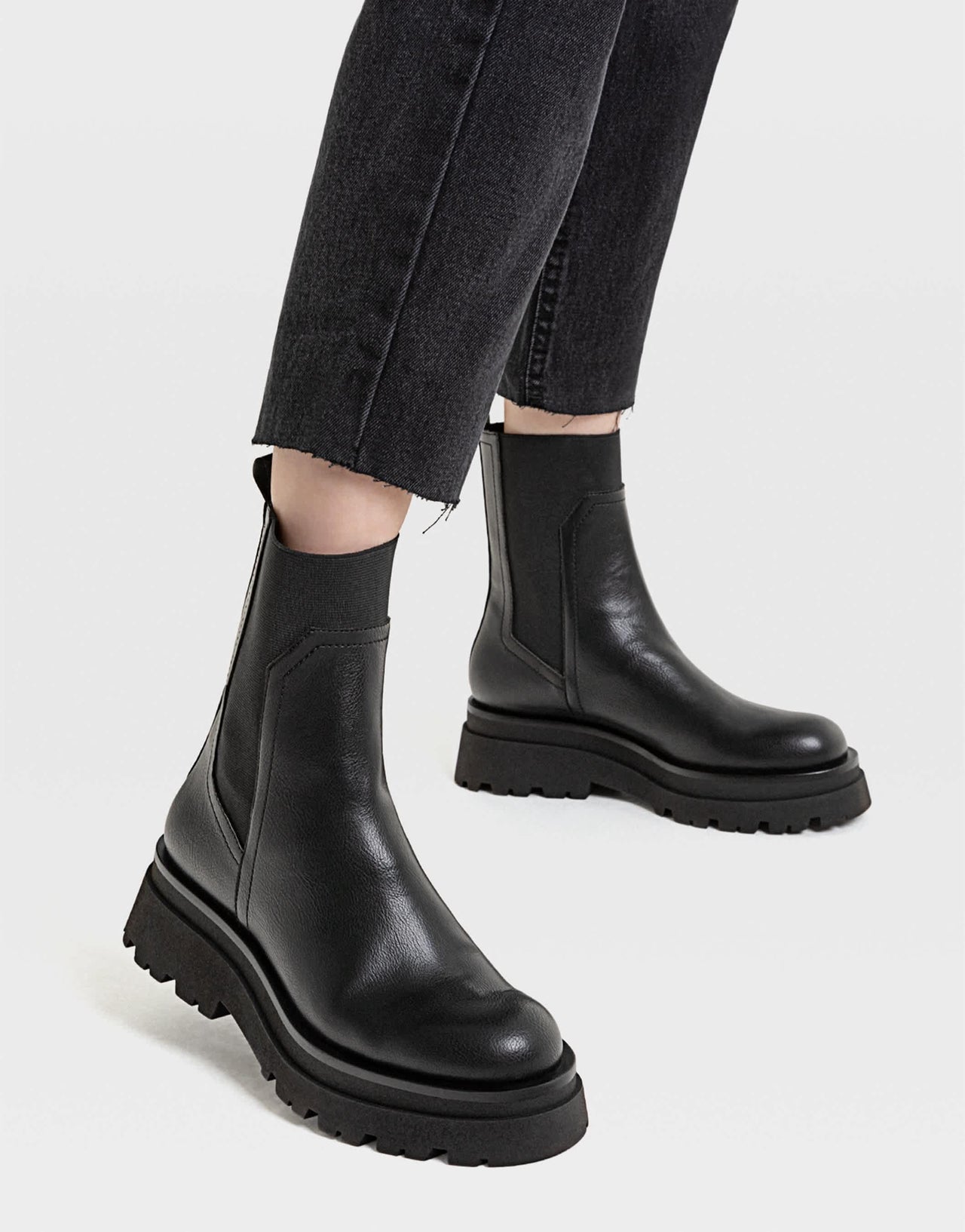Stradivarius pull on chelsea boots in black