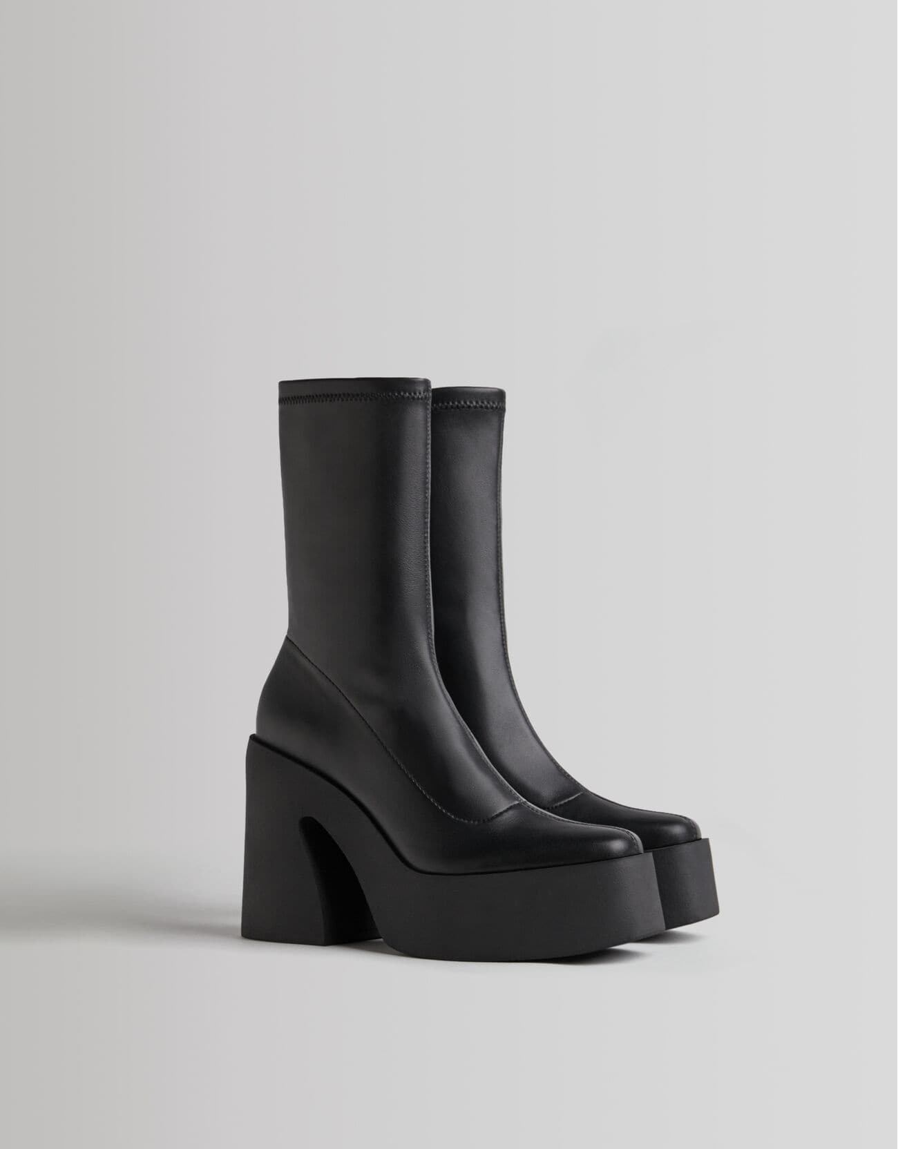 Bershka chunky heeled ankle boot with square toe and retro platform platform in black