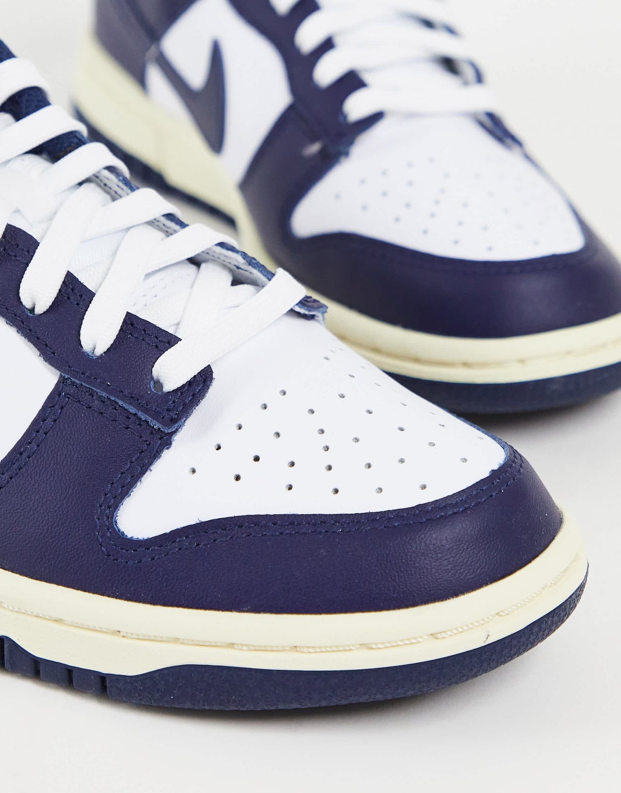 Nike Dunk Low trainers in white/midnight navy