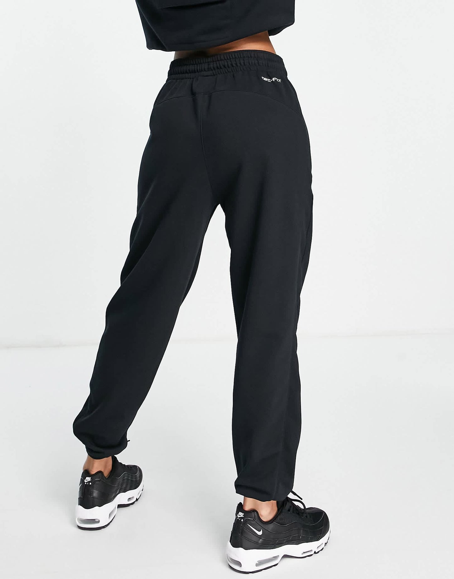 Nike Basketball Standard Issue joggerss in black