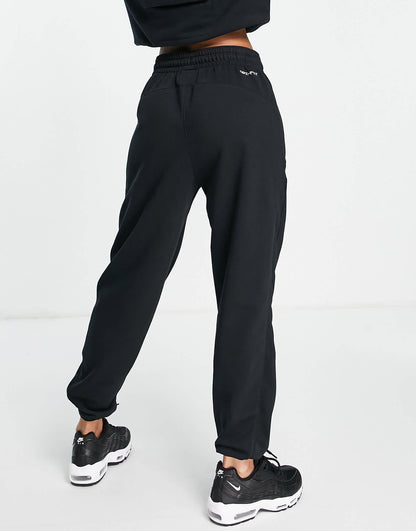 Nike Basketball Standard Issue joggerss in black