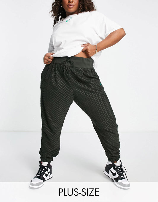 Nike Everyday Modern Plus fleece high waisted joggers in sequoia green