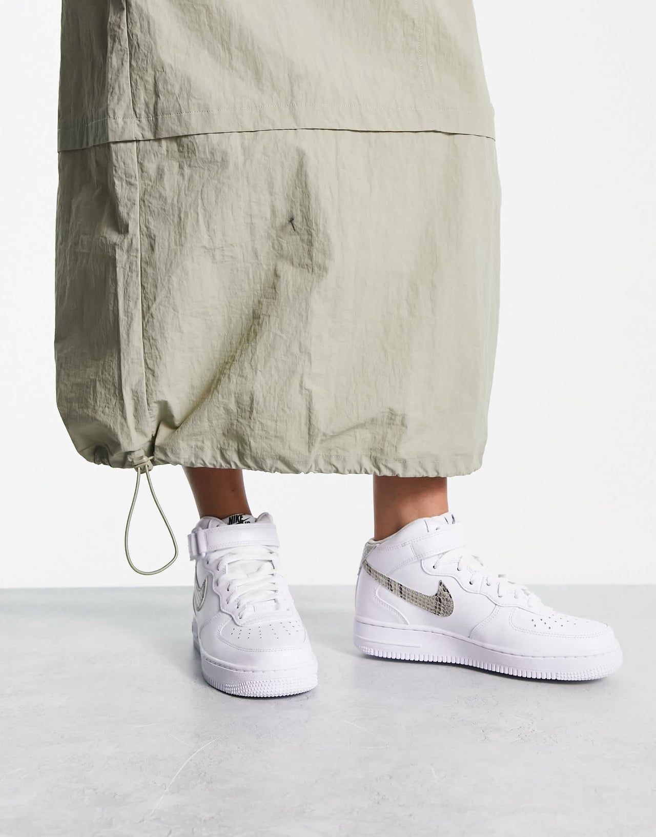 Nike Air Force 1 '07 Mid trainers in white and black