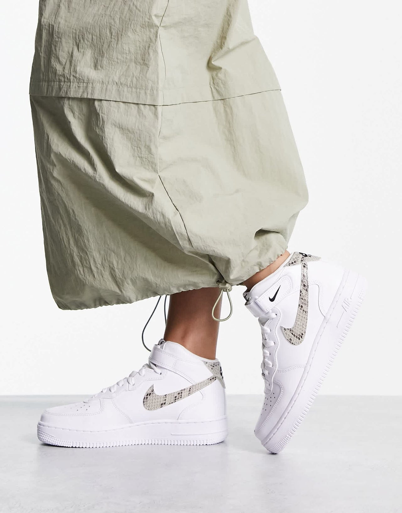 Nike Air Force 1 '07 Mid trainers in white and black