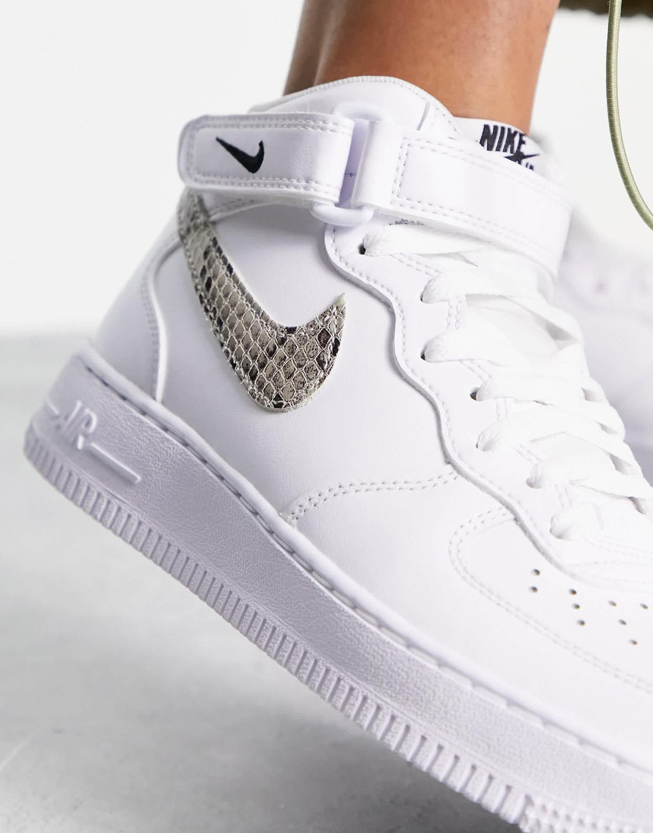 Nike Air Force 1 '07 Mid trainers in white and black