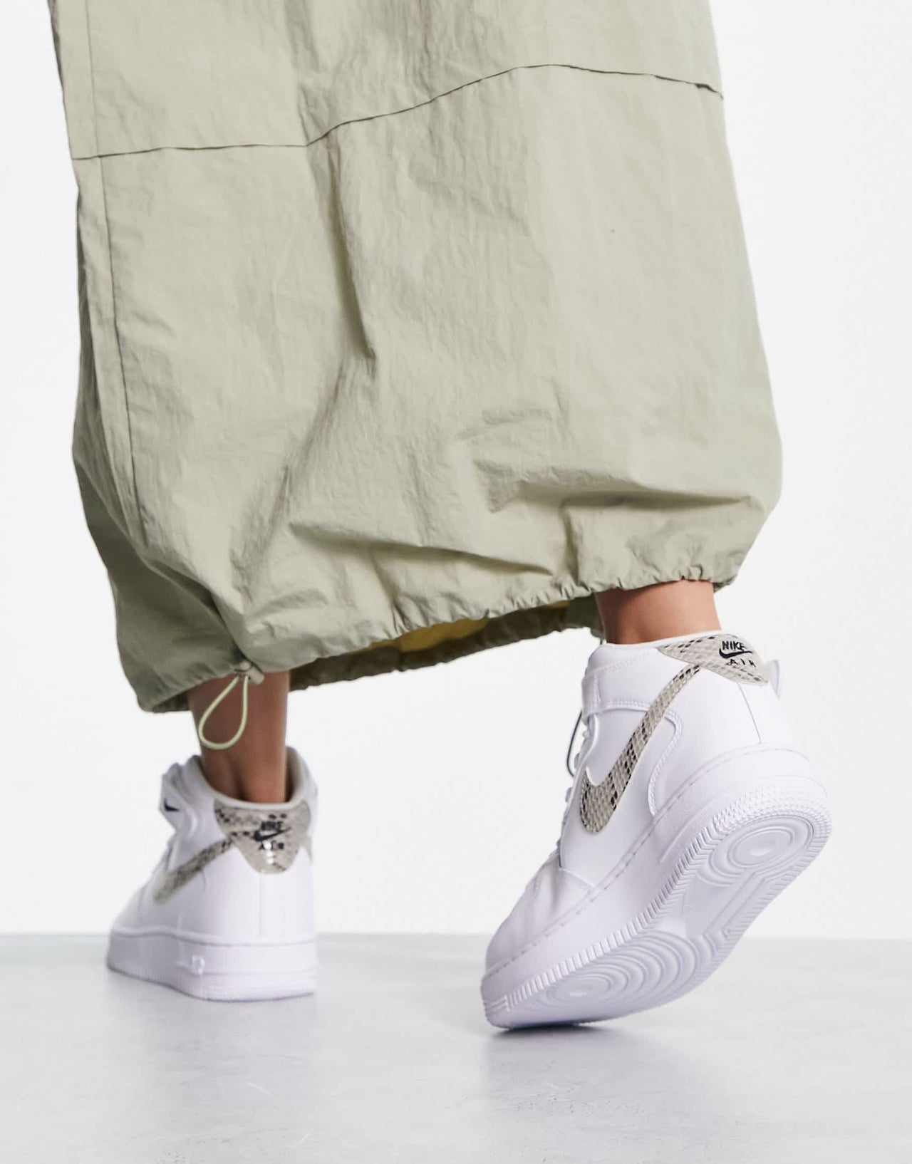 Nike Air Force 1 '07 Mid trainers in white and black