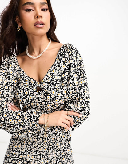 Influence twist front sweetheart neck tea dress in monochrome floral print