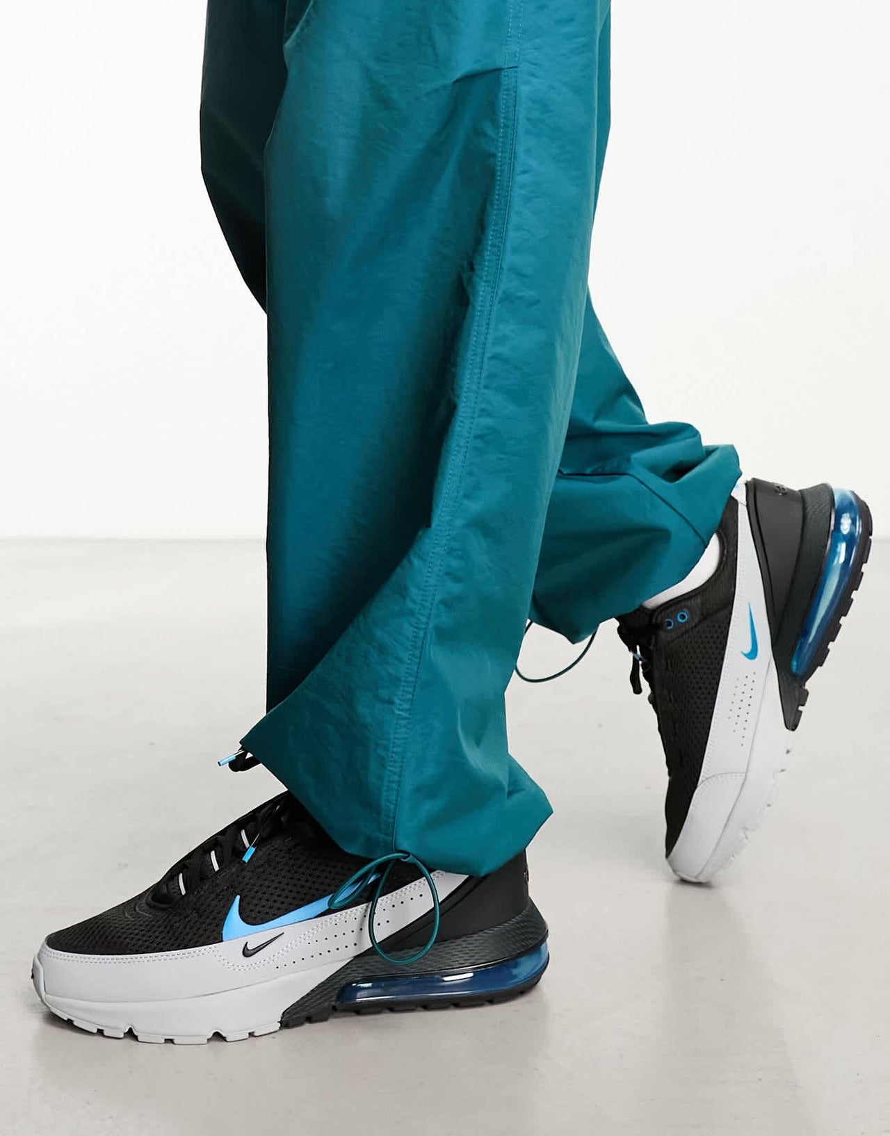 Nike Air Max Pulse trainers in black and grey