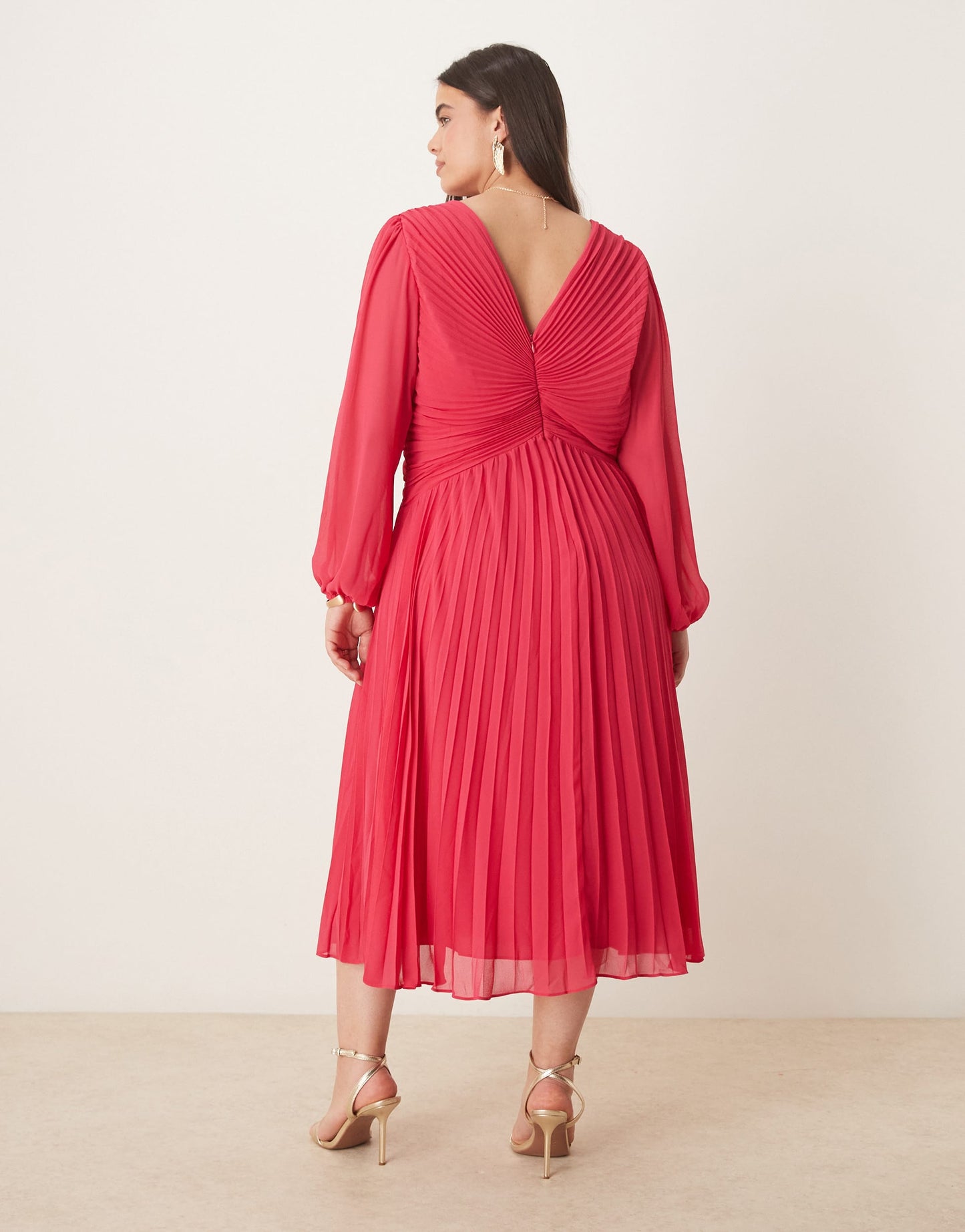 Forever New Curve v-neck pleated midi dress in pink