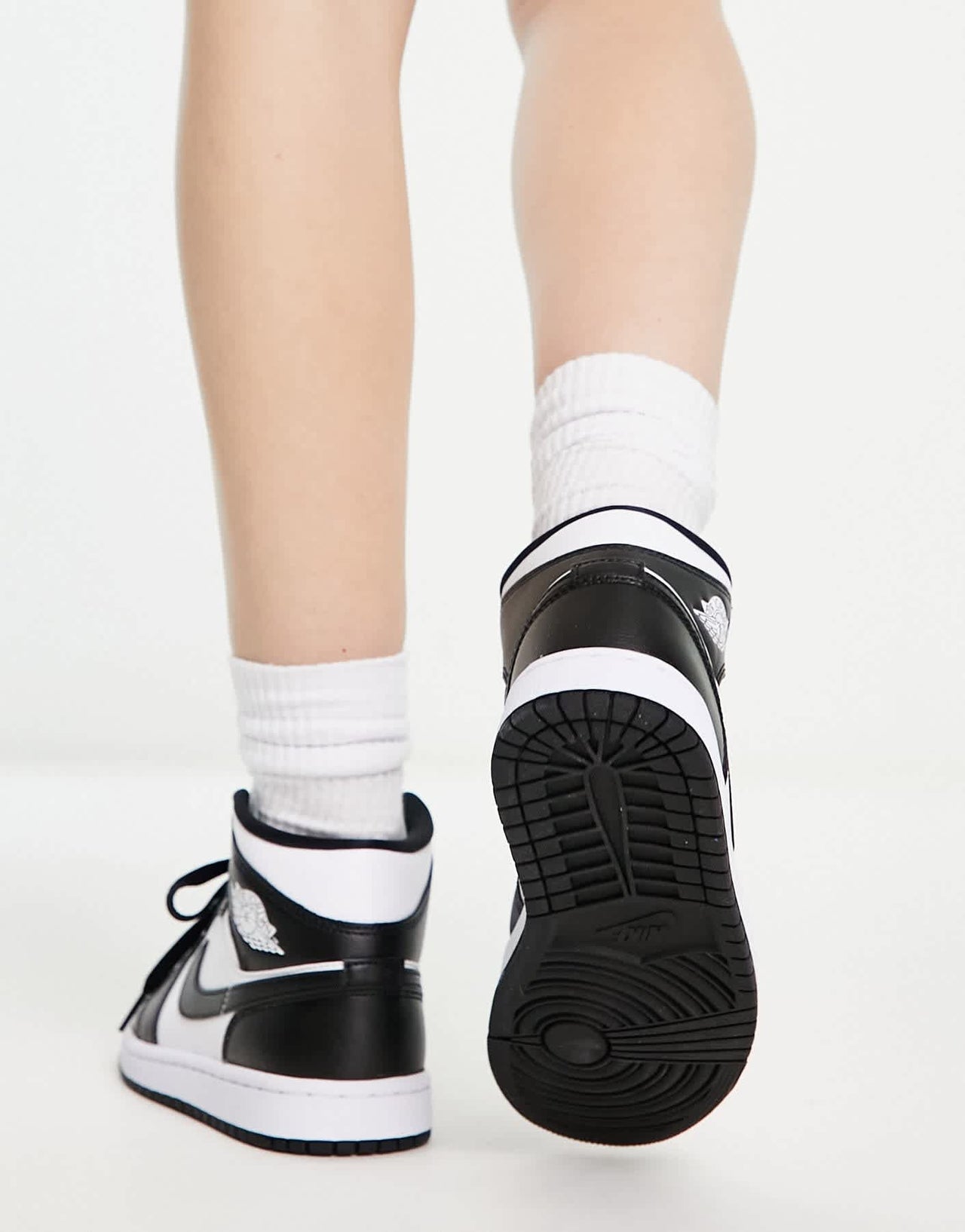 Air Jordan 1 Mid  womens trainers in white and black