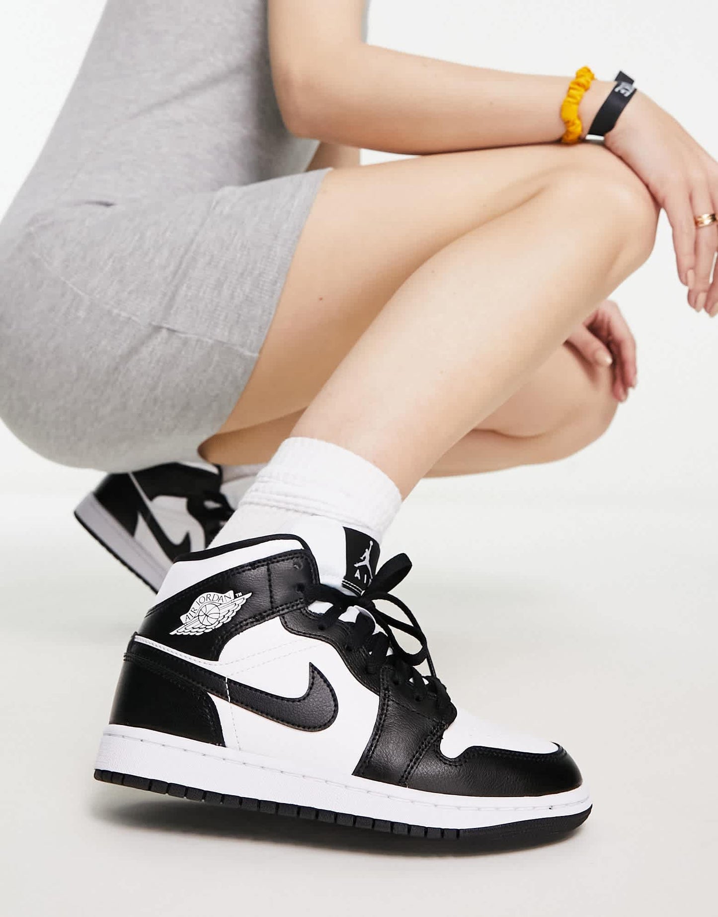 Air Jordan 1 Mid  womens trainers in white and black