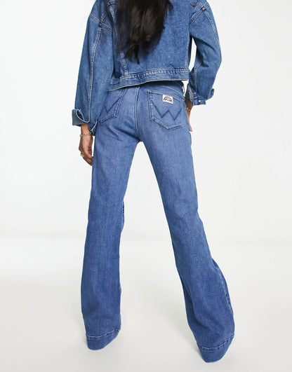 Wrangler flared jean with front pockets in mid blue
