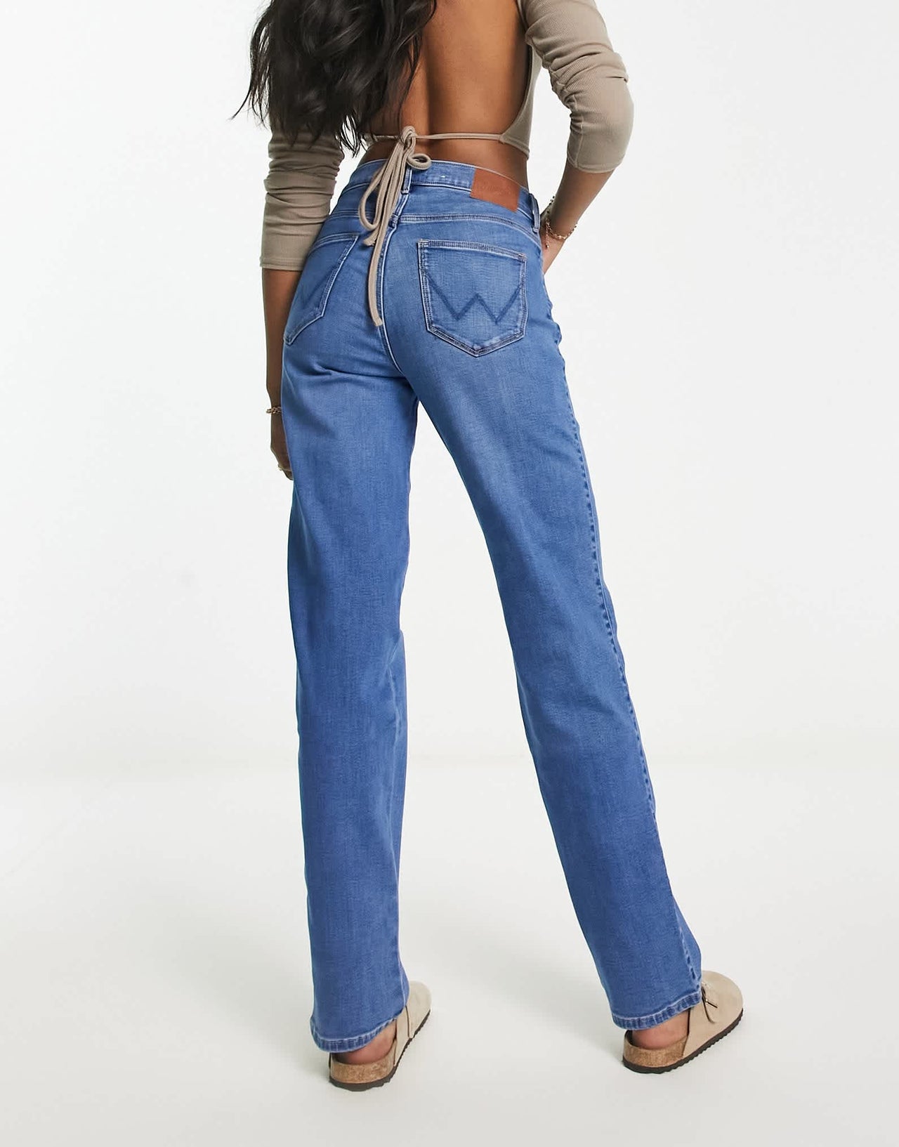 Wrangler straight fit jean in mid blue