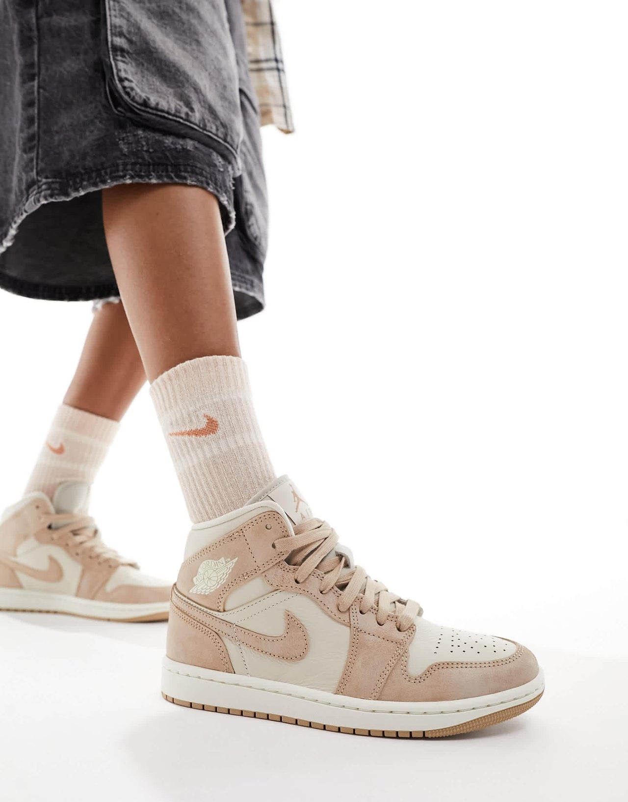 Nike Air Jordan 1 Mid trainers in stone