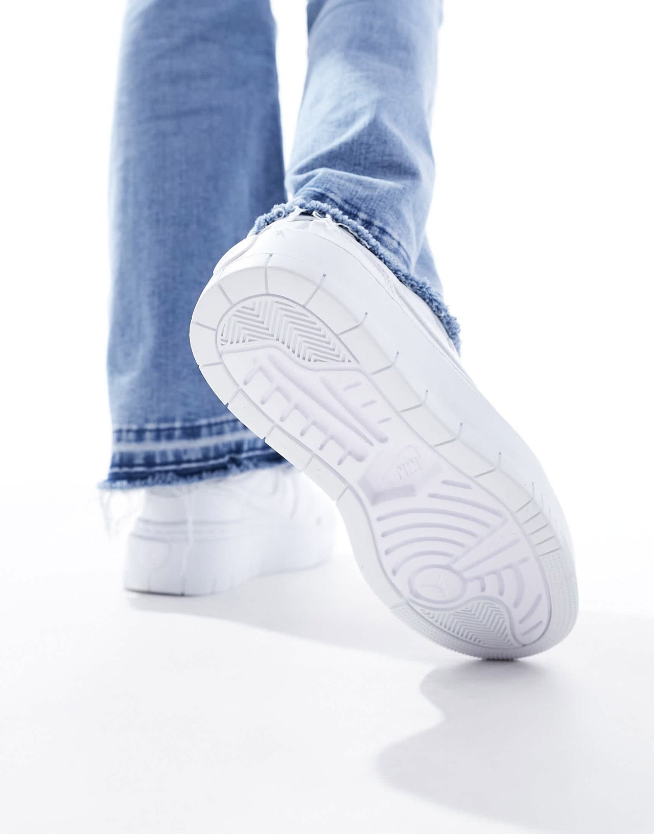 Nike Air Jordan 1 low elevate trainers in white