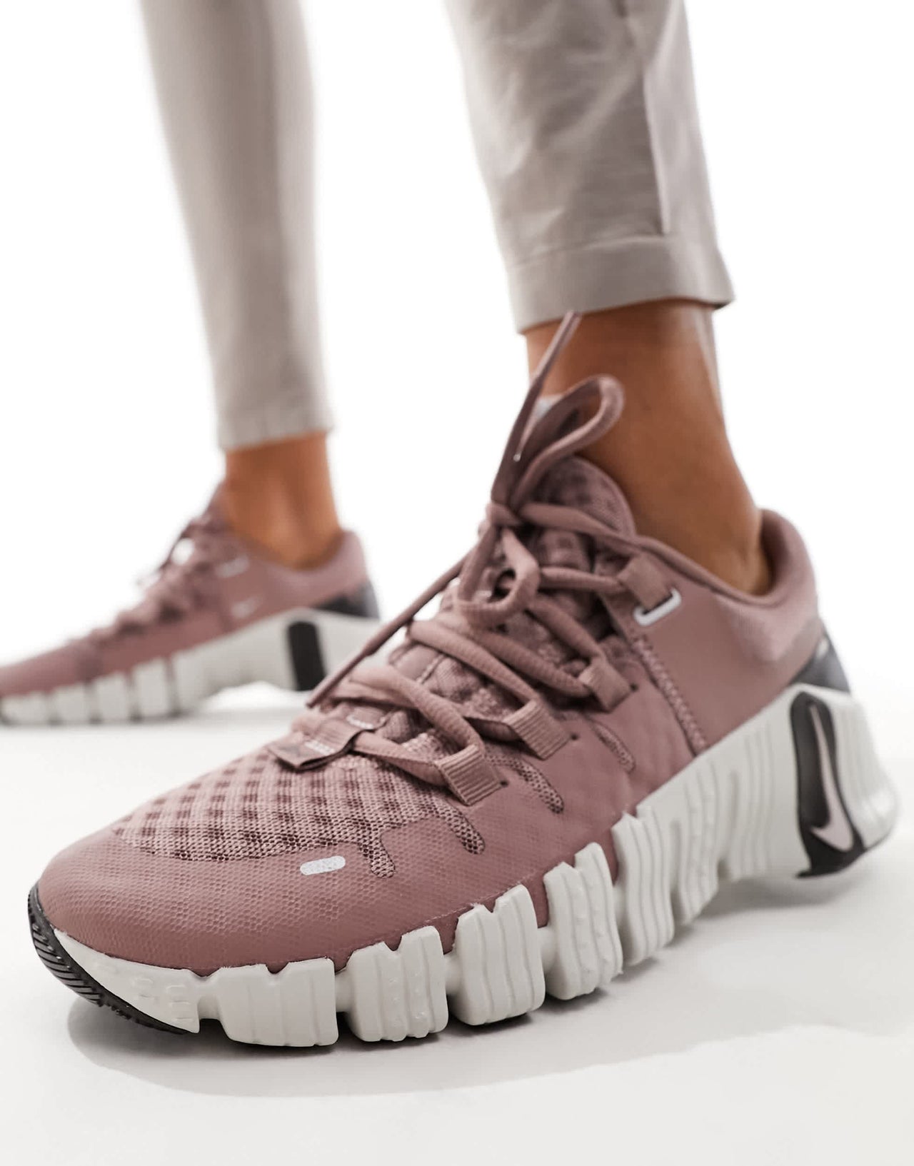 Nike Training Free Metcon 5 trainers in mauve