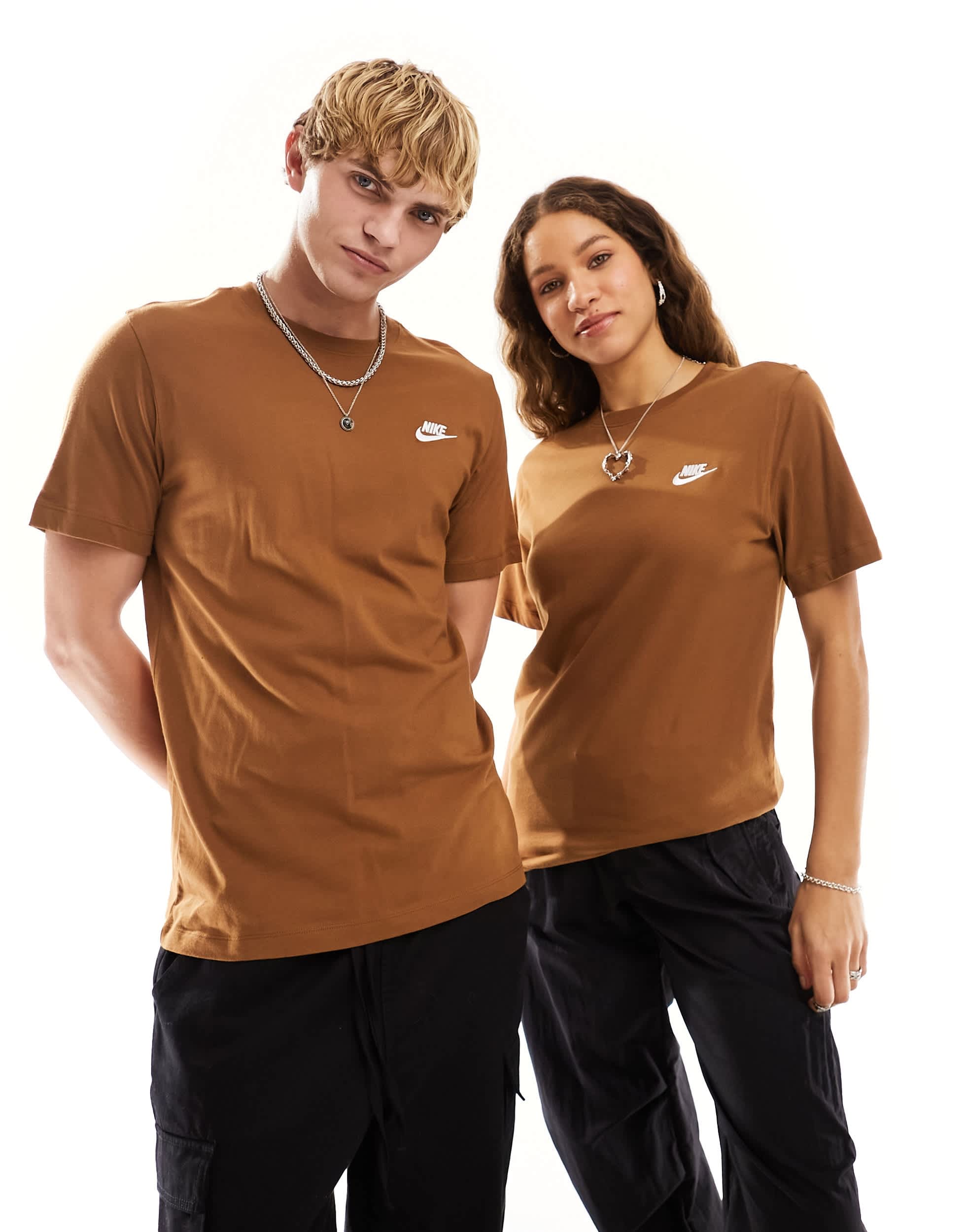 Nike Club Unisex  t-shirt in tan