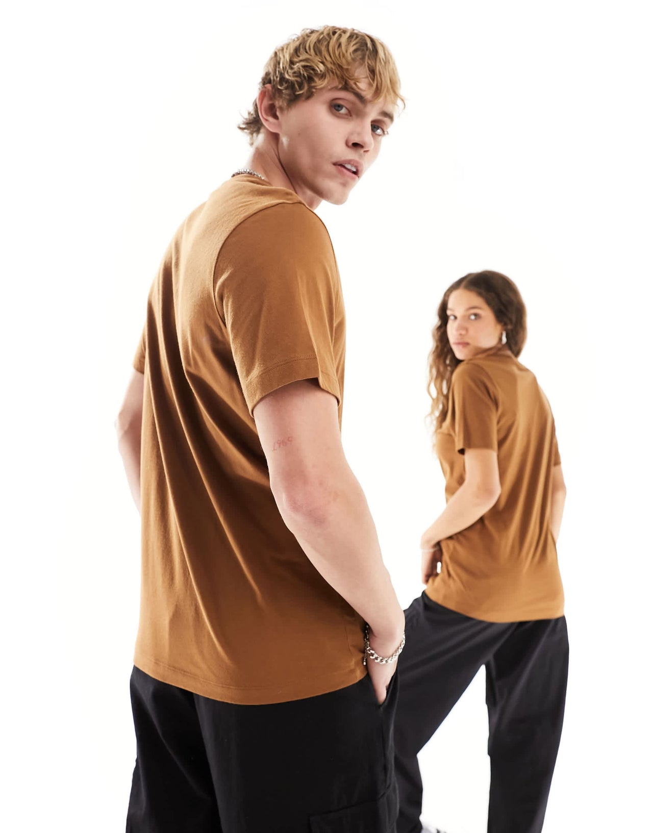 Nike Club Unisex  t-shirt in tan