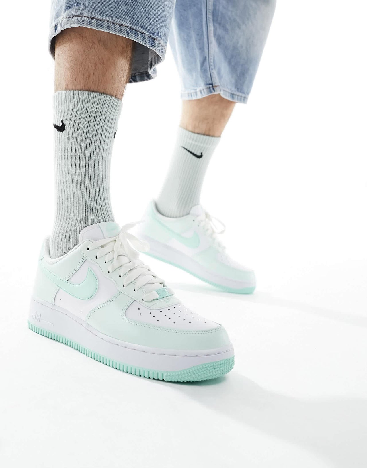 Nike Air Force 1 '07 trainers in mint and white