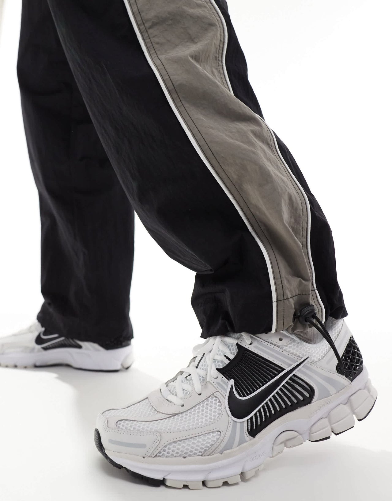 Nike Zoom Vomero 5 trainers in white and black