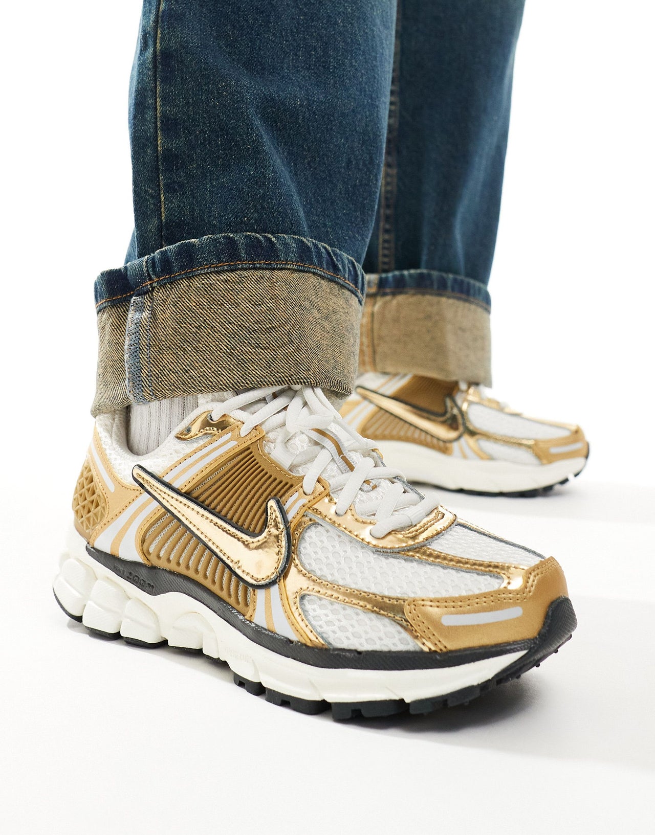 Nike Zoom Vomero 5 trainers in white and gold