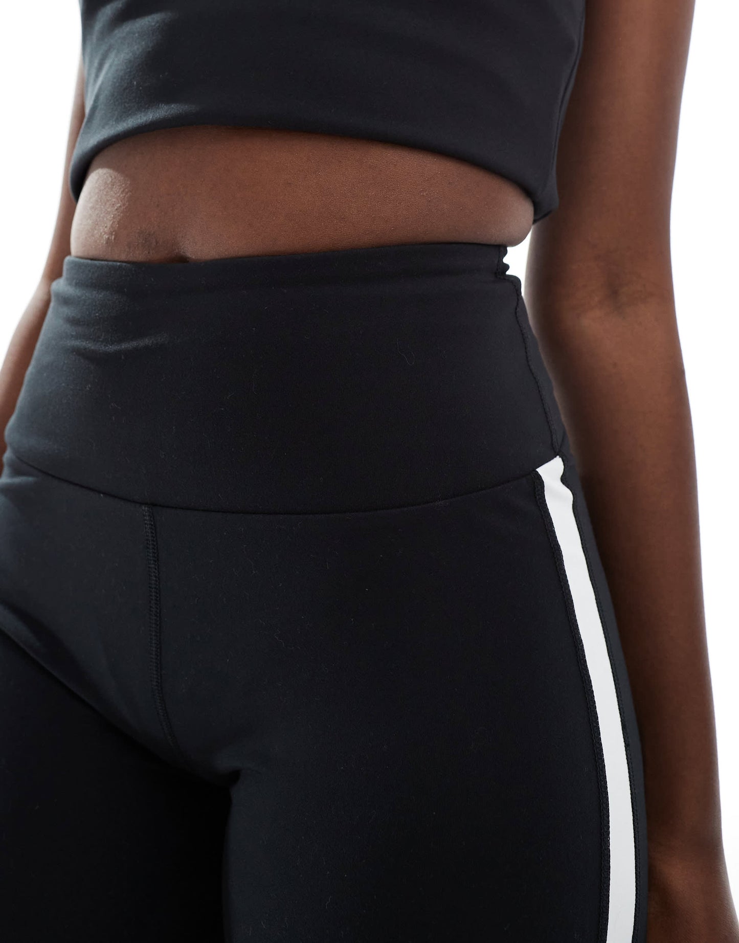 4505 Court tennis legging short with contrast side stripe in black