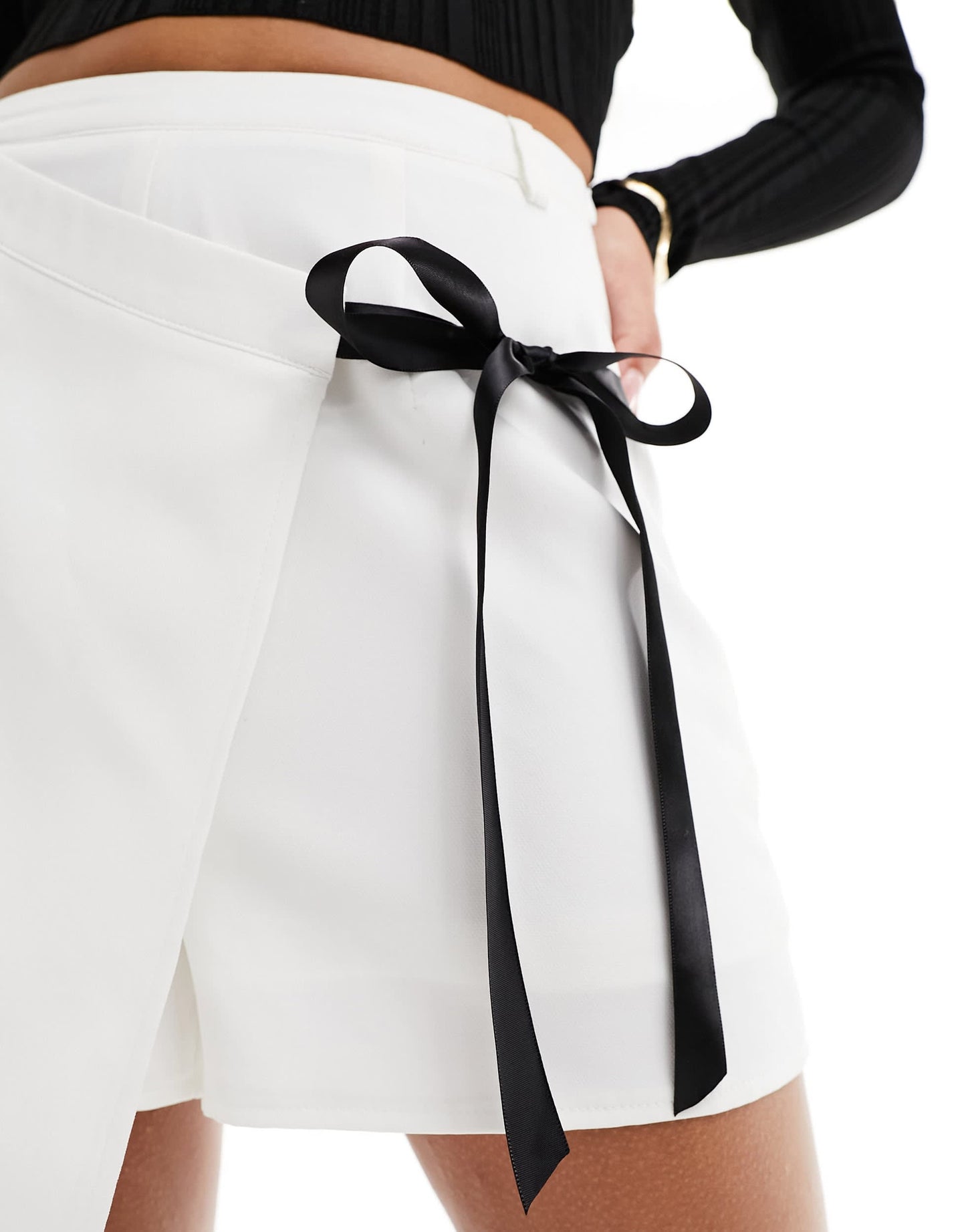 Kaiia exclusive contrast bow detail skort in white