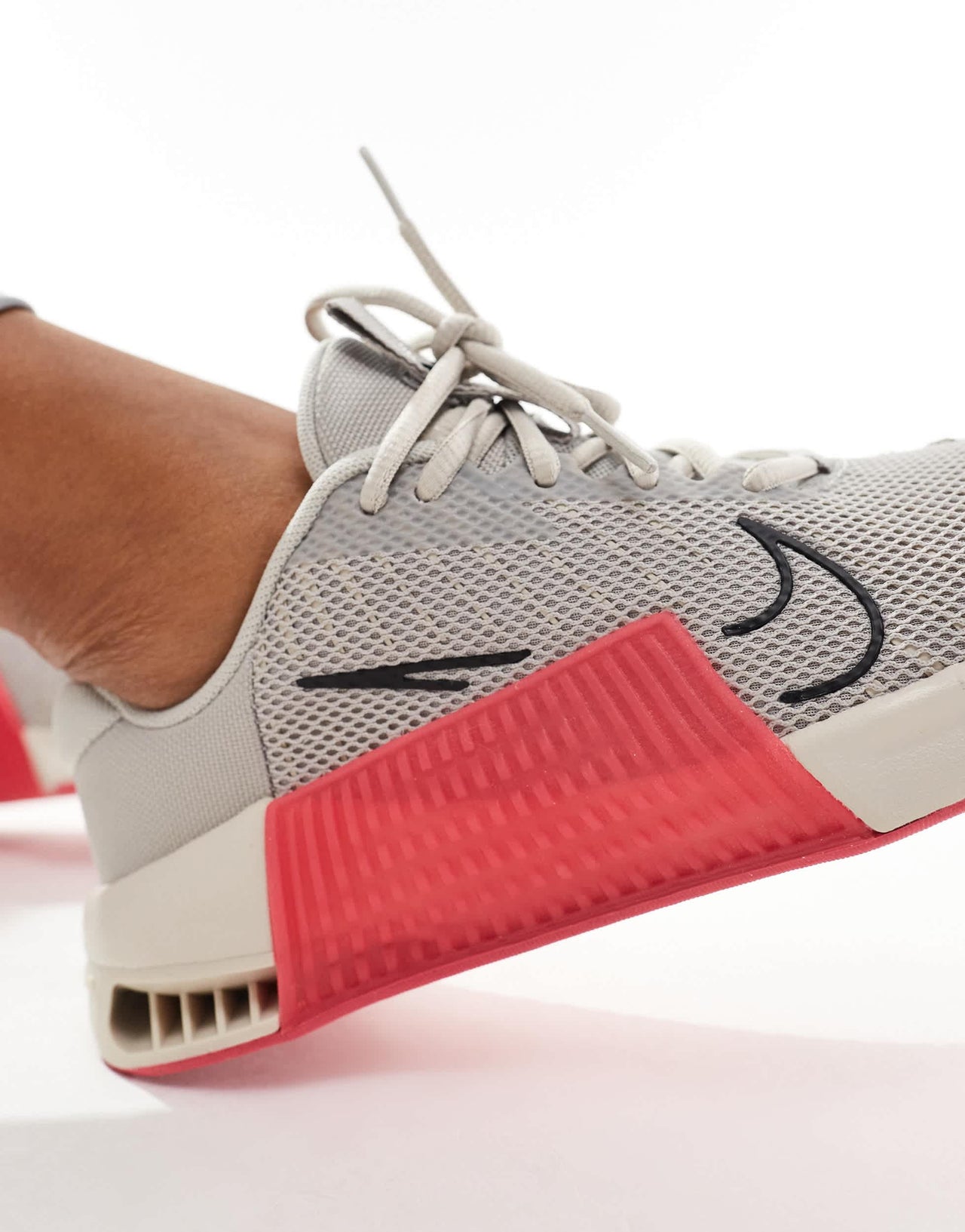 Nike Training Metcon 9 trainers in light grey and pink