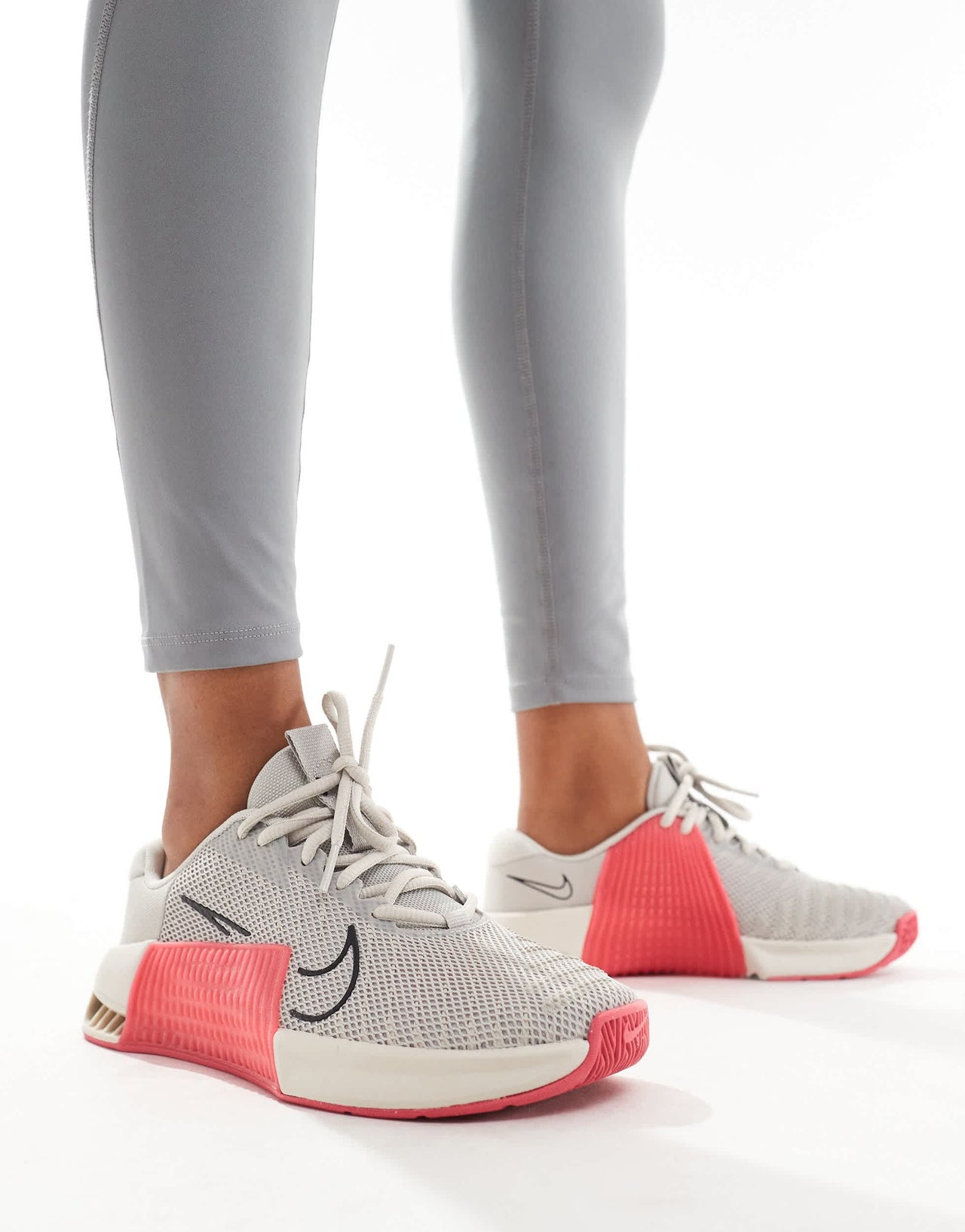 Nike Training Metcon 9 trainers in light grey and pink