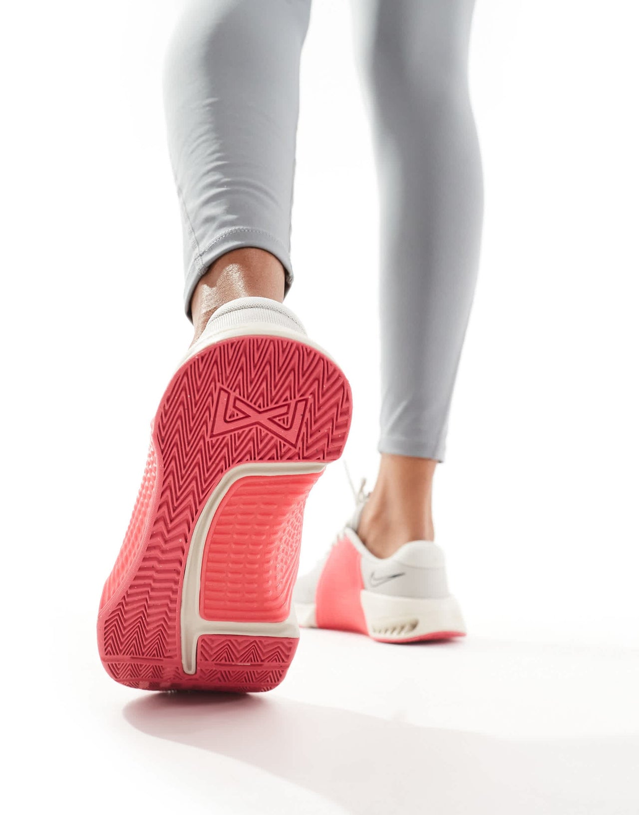 Nike Training Metcon 9 trainers in light grey and pink