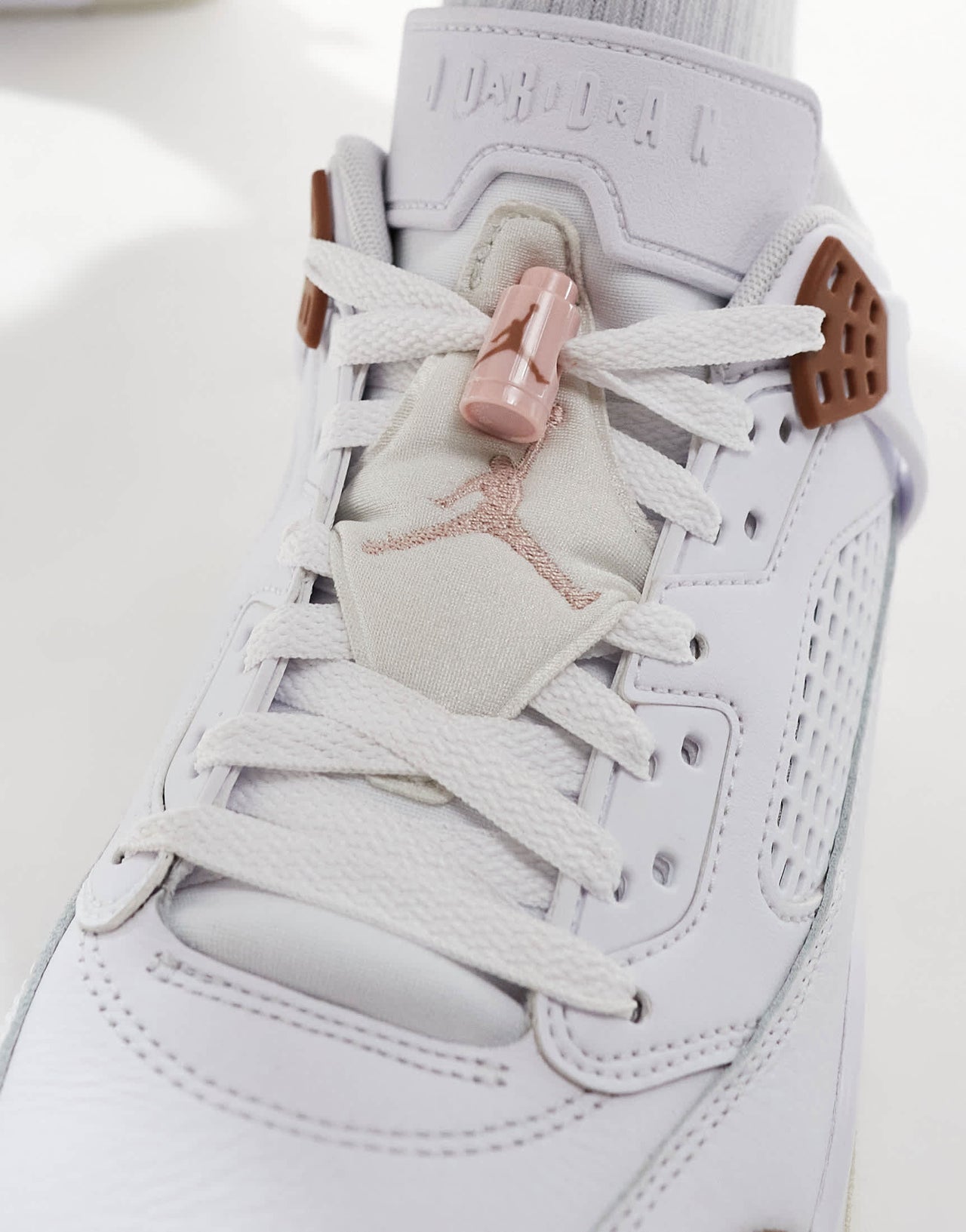 Jordan Spizike low trainers in white and brown