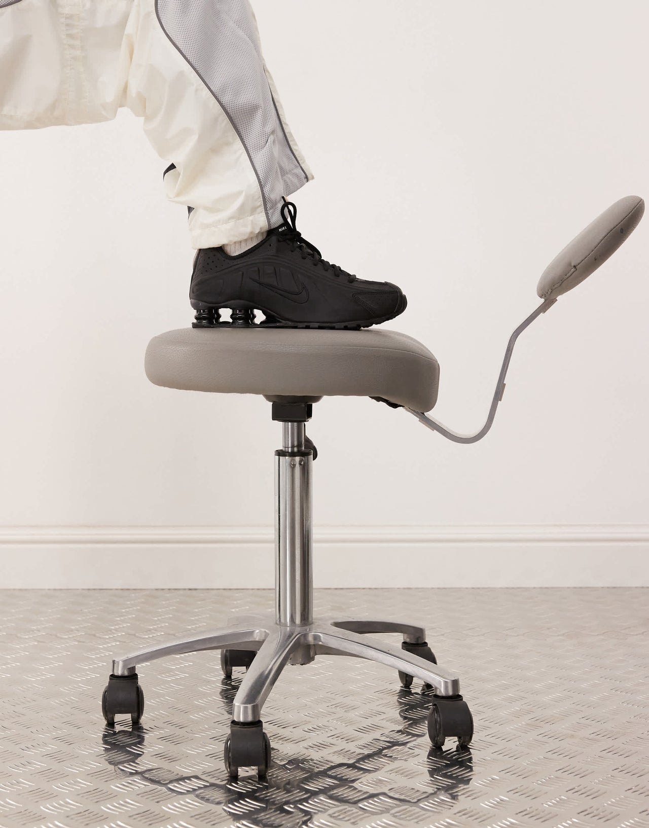 Nike Shox R4 trainers in black