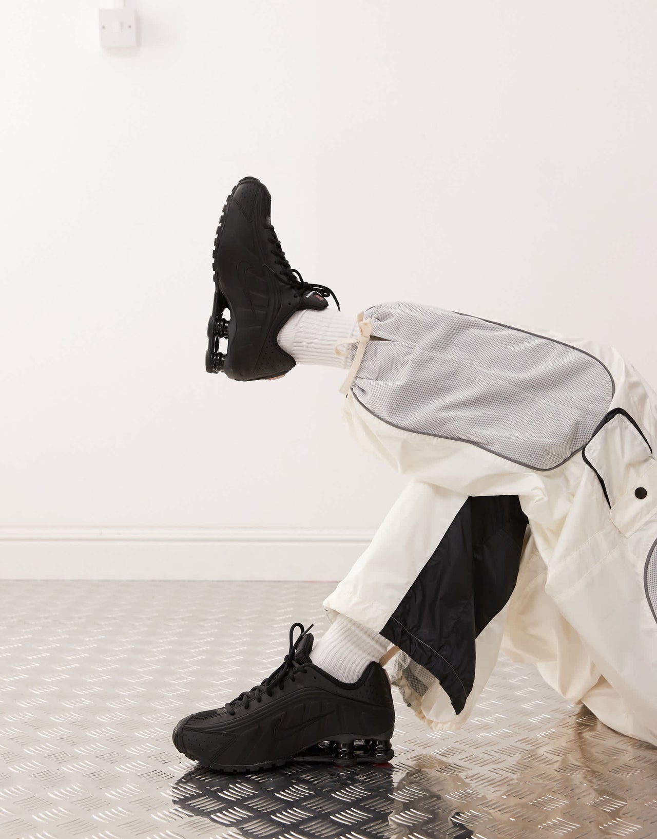 Nike Shox R4 trainers in black