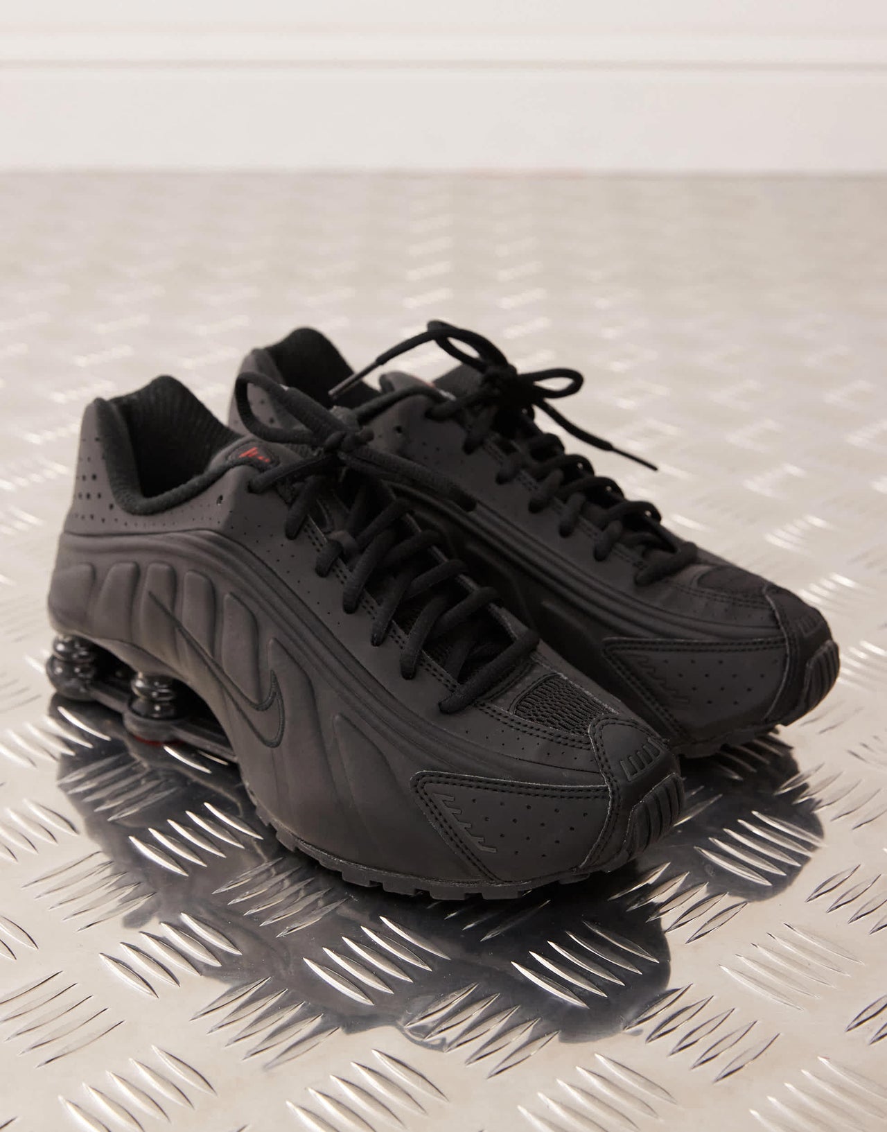 Nike Shox R4 trainers in black