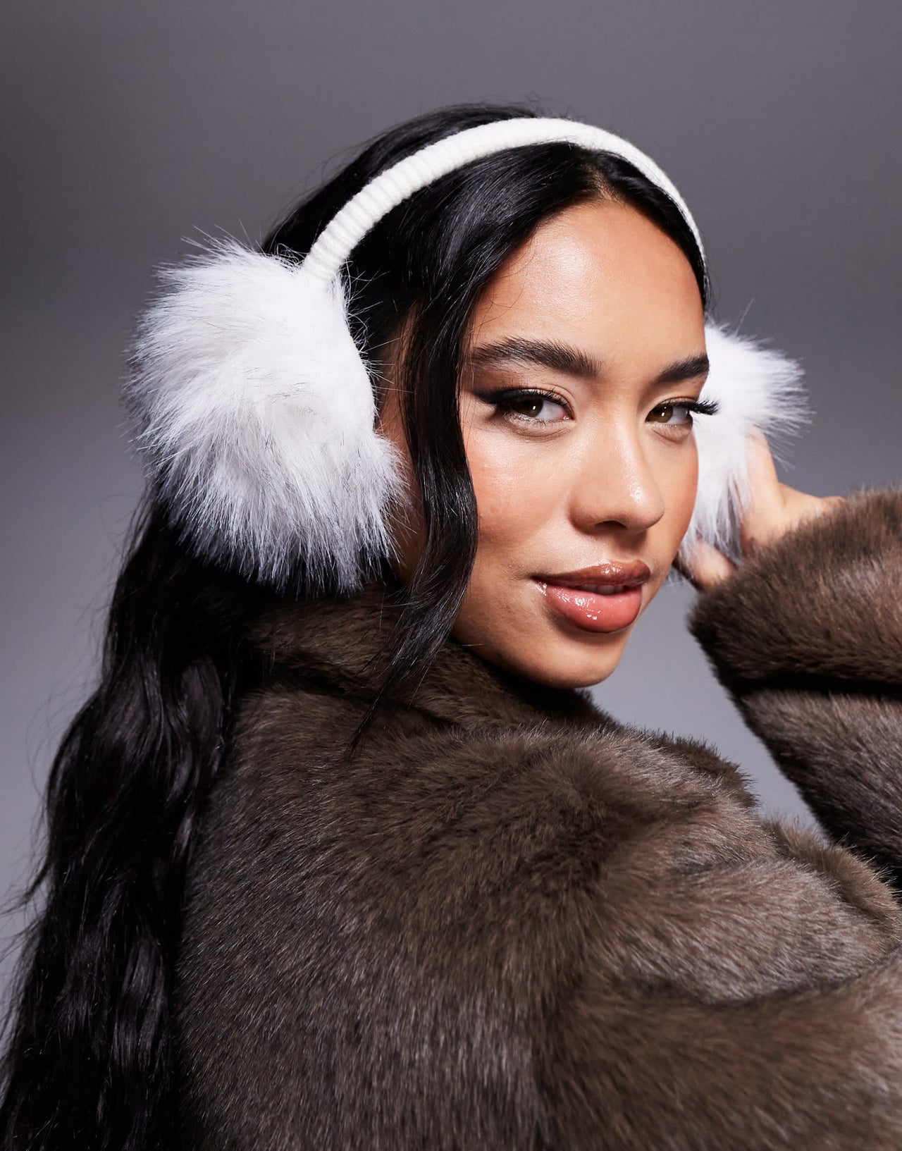 4505 Ski faux fur ear muffs in white