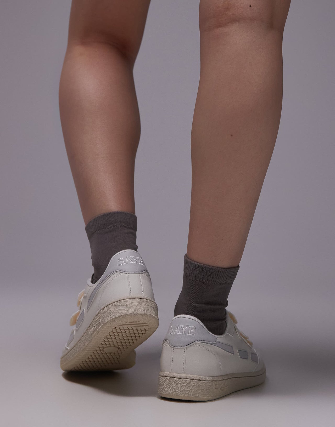 Saye unisex Modelo '89 strap trainers in grey