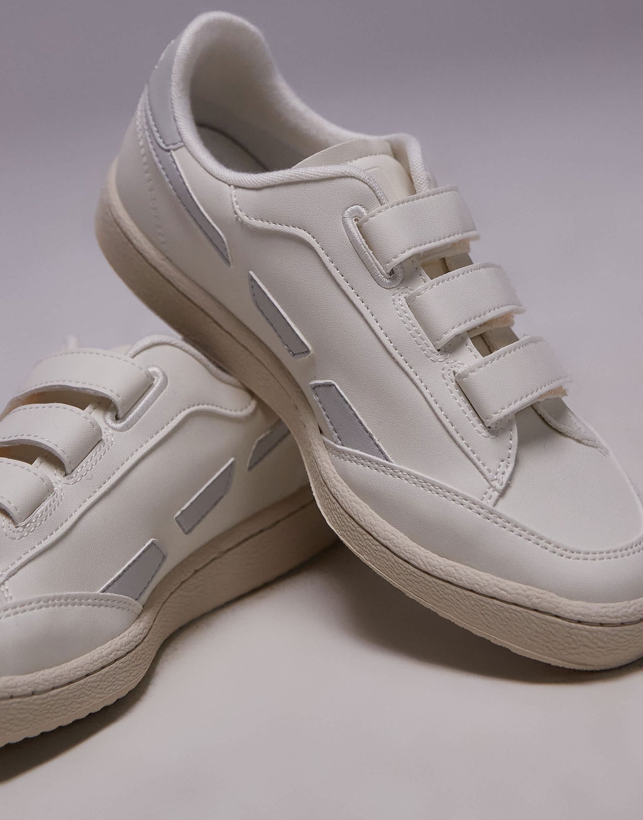 Saye unisex Modelo '89 strap trainers in grey