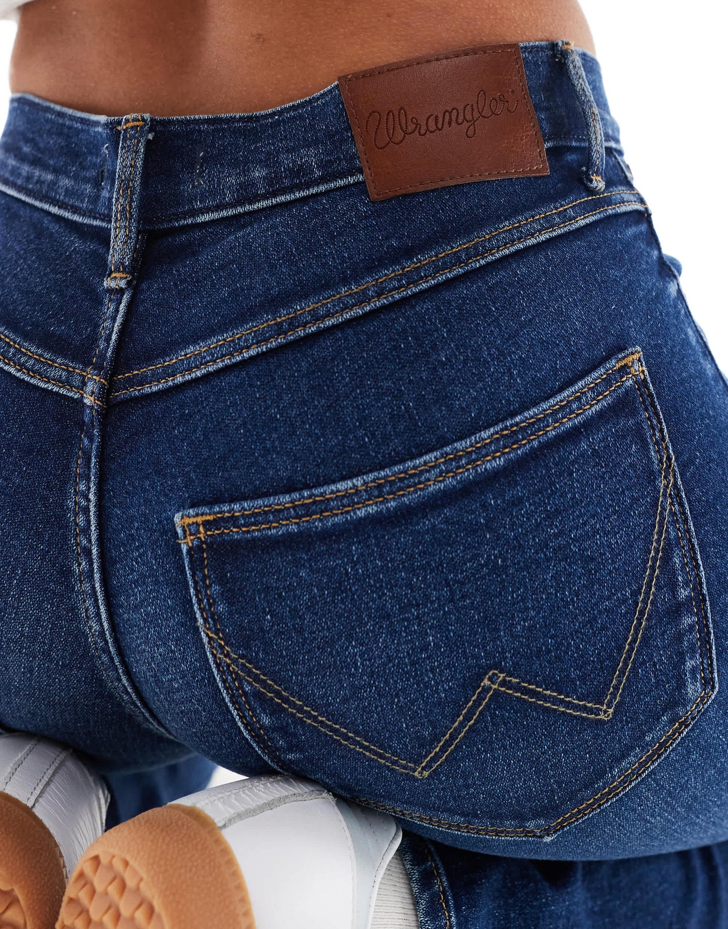 Wrangler straight fit jeans in dark vintage wash