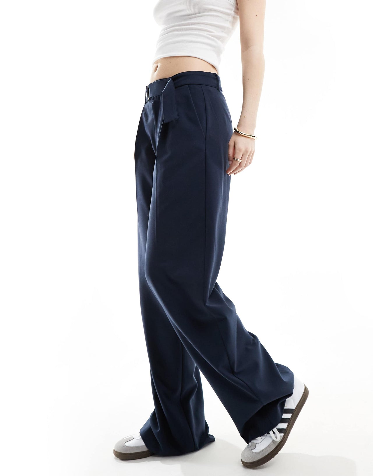 Pull&Bear wide leg pleat tailored trouser with belt in navy blue